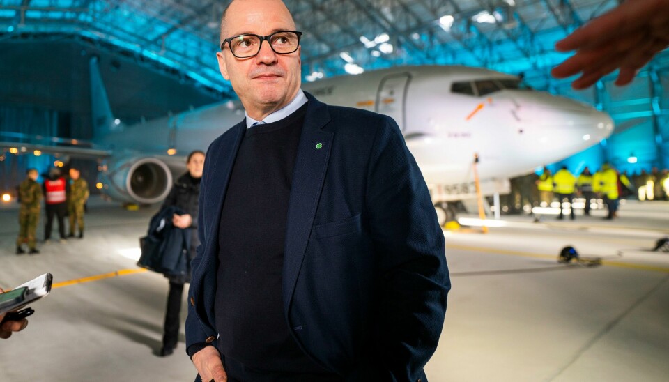 Forsvarsminister Odd Roger Enoksen (Sp) kunne nylig glede seg over at de første overvåkingsflyene er stasjonert på Evenes militære flyplass. Forsvarsminister Odd Roger Enoksen (Sp) er onsdag i Brussel for å delta på eit ekstraordinært forsvarsministermøte i Nato. Her er han til stades då overvakingsflya P-8A Poseidon kom til Noreg. Foto: Håkon Mosvold Larsen / NTB / NPK