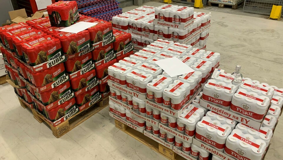 Da tollerne fikk hanket inn varebilen, fant de store mengder øl i lasterommet. To paller med til sammen 1.020 liter øl, som ble beslaglagt ved Svinesund tollsted onsdag 16. mars 2022.