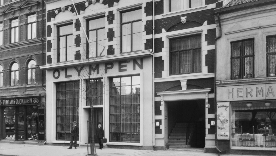 Lompa – eller Olympen restaurant og teater - i Grønlandsleiret 15 etter fasadeendringen i 1927 tegnet av arkitekt Lars Backer. Lompa – eller Olympen restaurant og teater - i Grønlandsleiret 15 etter fasadeendringen i 1927 tegnet av arkitekt Lars Backer.