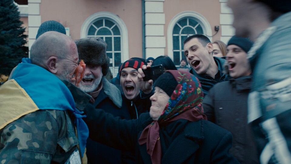 Filmen Donbass vises på Vega Kino, en drøy og beksvart antikrigssatire over krig på grensen mellom Ukraina og Russland. Inntektene fra visningen går til Ukraina. Donbass