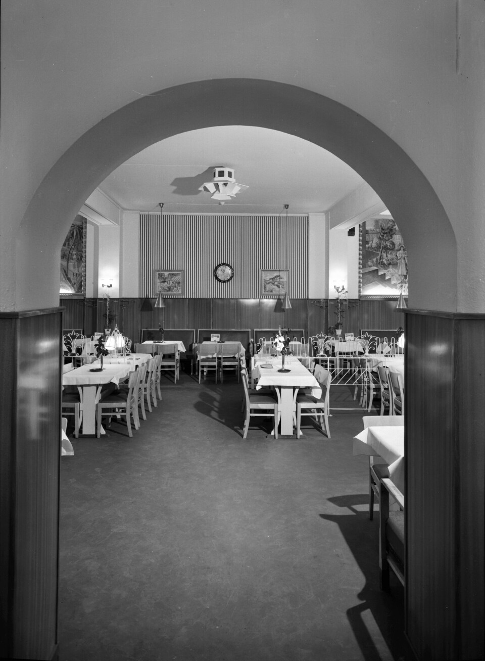 Olympen restaurant på Grønland ble pusset opp flere ganger på 1950- og 1960-tallet. Publikum likte ikke så godt den moderne og lyse stilen fra 1955, og stedet ble snart tilbakestilt til den opprinnelige ølhallen. Olympen restaurant på Grønland ble pusset opp flere ganger på 1950- og 1960-tallet. Publikum likte ikke så godt den moderne og lyse stilen fra 1955, og stedet ble snart tilbakestilt til den opprinnelige ølhallen.