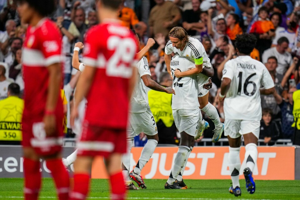 Antonio Rüdiger gratuleres med vinnermålet i Real Madrids mesterligaseier over Stuttgart. Antonio Rüdiger gratuleres med vinnermålet i Real Madrids mesterligaseier over Stuttgart. Foto: Manu Fernandez, AP / NTB