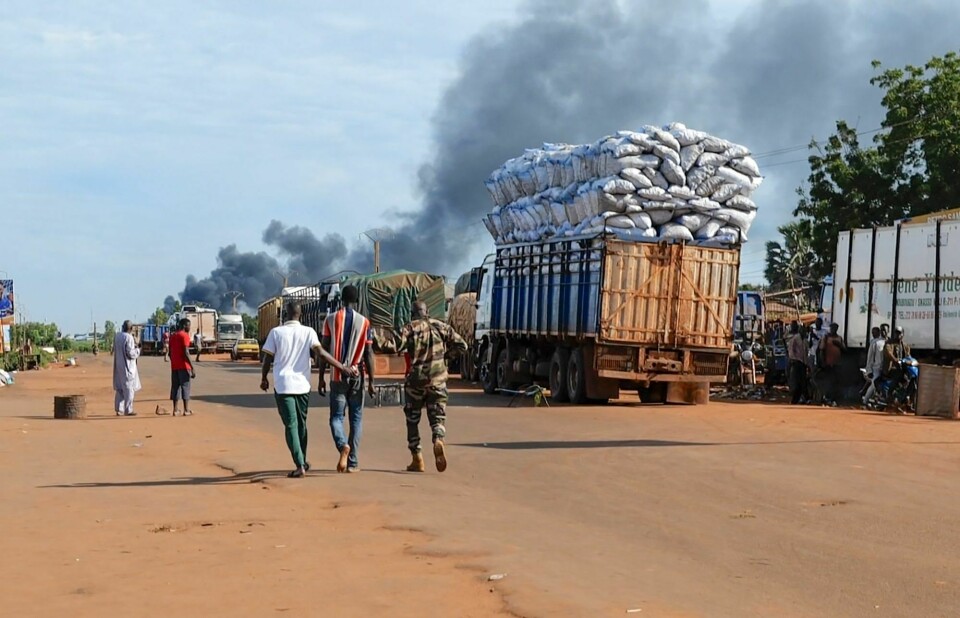 Bildet viser at en mann blir pågrepet etter angrepet mot militærbasen i Bamako tirsdag. Bildet viser at en mann blir pågrepet etter angrepet mot militærbasen i Bamako tirsdag. Foto: AP / NTB
