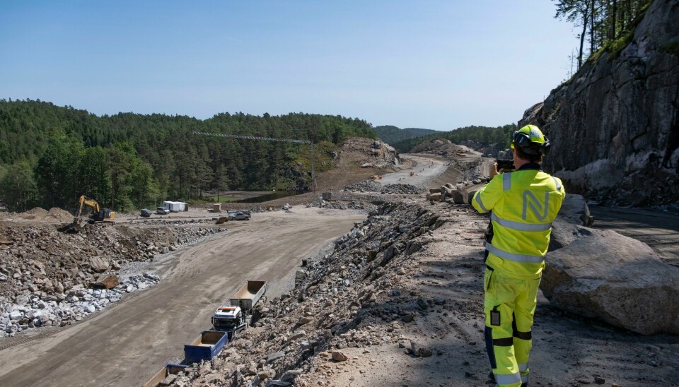 Mat eller fart? Byggingen av nye firefeltsveier med fartsgrense 110 kilometer i timen, krever store arealer, påpeker Norges Bondelag. Ny E39 mellom Kristiansand og Mandal blir hele 25 meter bred. Mat eller fart? Byggingen av nye firefeltsveier med fartsgrense 110 kilometer i timen, krever store arealer. Ny E39 mellom Kristiansand og Mandal blir 25 meter bred.