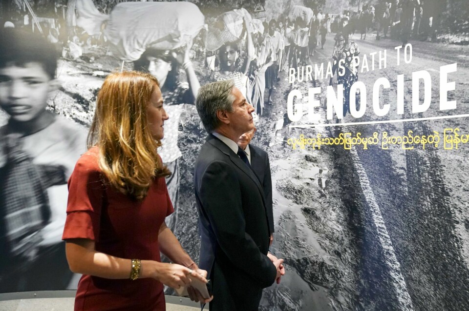 USAs utenriksminister Antony Blinken besøkte mandag Holocaust-museet i Washington der det nå er en utstilling kalt «Burmas vei mot folkemord». Burma er det tidligere navnet på Myanmar. USAs utenriksminister Antony Blinken besøkte mandag Holocaust-museet i Washington der det nå er en utstilling kalt «Burmas vei mot folkemord». Burma er det tidligere navnet på Myanmar. Foto: Kevin Lamarque / AP / NTB