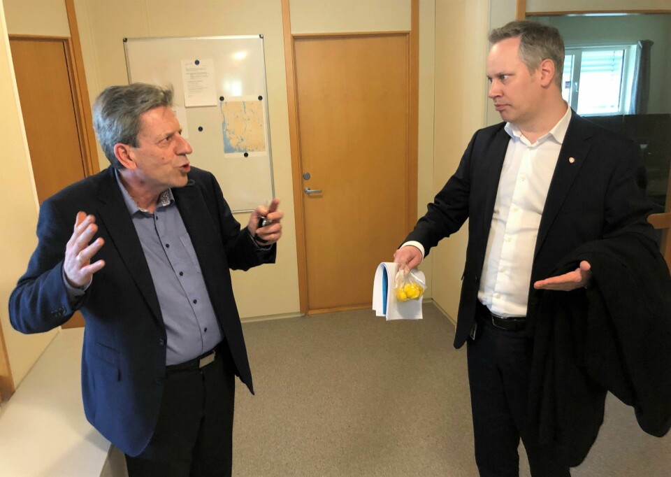 Daglig leder Erik Skaaden (til venstre) i persontransportselskapet Minibuss 24-7 hadde en sterk oppfordring til samferdselsminister Jon-Ivar Nygård (Ap) da han besøkte bedriften i hjembyen Fredrikstad tirsdag. Daglig leder Erik Skaaden (til venstre) i persontransportselskapet Minibuss 24-7 hadde en sterk oppfordring til samferdselsminister Jon-Ivar Nygård (Ap) da han besøkte bedriften i hjembyen Fredrikstad tirsdag.