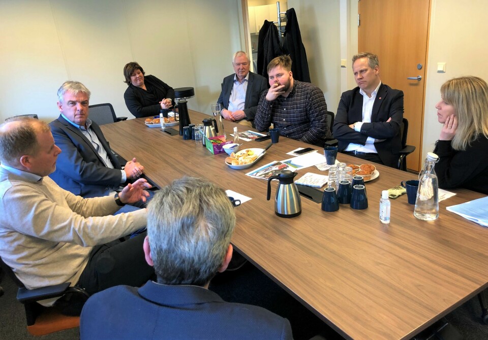 Representanter for drosjenæringen i Nedre Glomma-regionen samt selskapet Minibuss 24-7 ga samferdselsminister Jon-Ivar Nygård (Ap) og hans følge et innblikk i bransjen som regjeringen ønsker et strengere regelverk for. Representanter for drosjenæringen i Nedre Glomma-regionen samt selskapet Minibuss 24-7 ga samferdselsminister Jon-Ivar Nygård (Ap) og hans følge et innblikk i bransjen som regjeringen ønsker et strengere regelverk for.