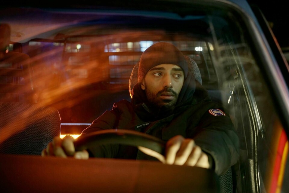 Ravdeep Singh Bajwa, kjent fra NRK-serien Norsk-ish, spiller rollen som Tariq, som ble en av rundt 100 norske syriafarere. Mann i bil med hendene på rattet
