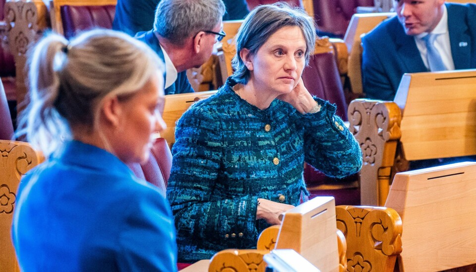 Barne- og familieminister Kjersti Toppe (Sp) og landbruks- og matministerminister Sandra Borch (Sp) i Stortingssalen før den muntlige spørretimen i Stortinget onsdag. Barne- og familieminister Kjersti Toppe (Sp) og landbruks- og matministerminister Sandra Borch (Sp) i Stortingssalen før den muntlige spørretimen i Stortinget onsdag.