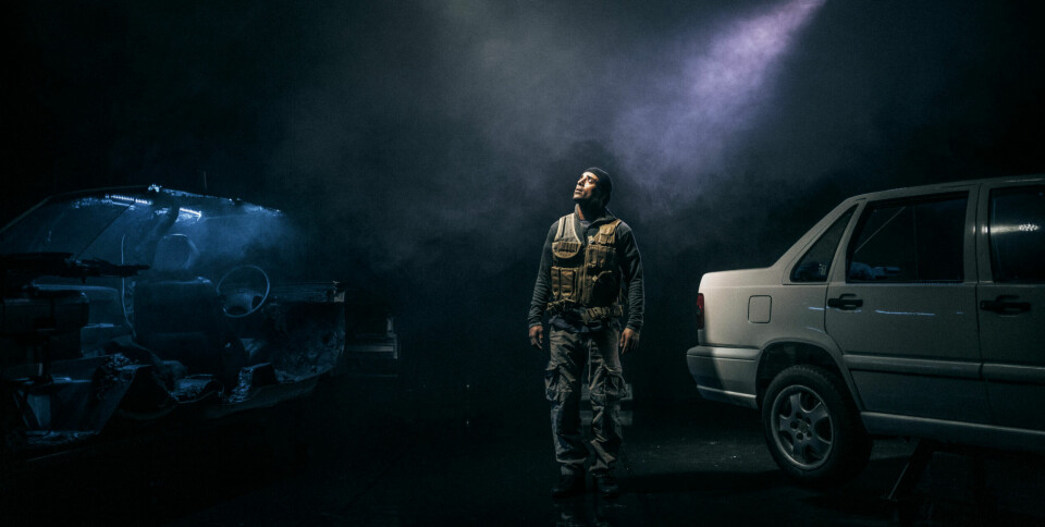 Det er et ganske heftig lys- og lyddesign på scenen, og alene i det står Ravdeep Singh Bajwa og gjør en fantastisk rolletolkning, forteller regissør Miriam Prestøy Lie. Ravdeep Singh Bajwa spiller Tariq i Østfold Internasjonale Teaters forestilling «Dette livet eller det neste».