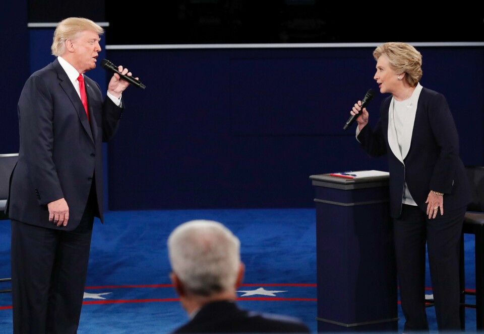 President Donald Trump har gått til sak mot Hillary Clinton og en rekke andre demokrater for påstanden om at han deltok i en sammensvergelse med Russland før presidentvalget 2016. Donald Trump klarte å holde hodet over vannet etter helgens avsløringer. Han gikk til harde angrep på sin motstander Hillary Clinton i den andre av tre presidentdebatter.