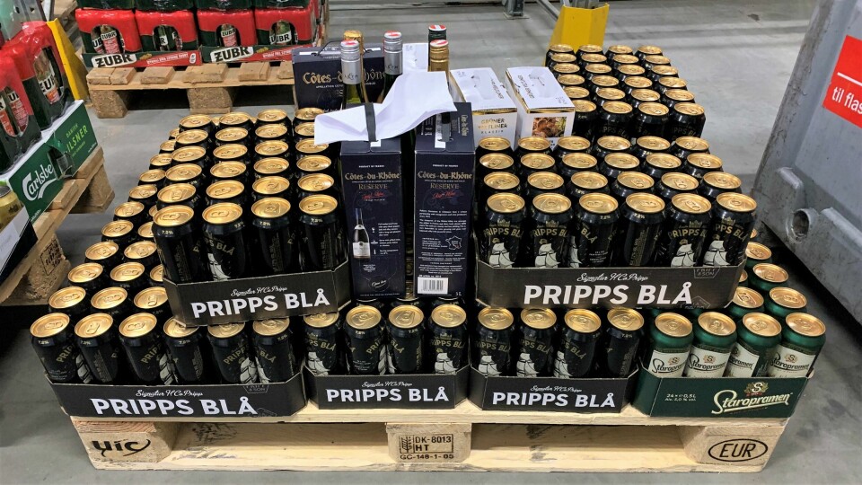 I bilen fant tollerne totalt 144 liter øl, 21,5 liter vin og 0,7 liter brennevin. Pall med diverse alkoholvarer beslaglagt fra en norskregistrert personbil ved Svinesund tollsted.