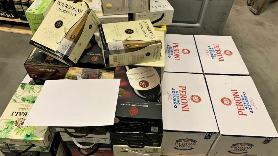 Smuglerduoen hadde med seg over 50 treliterskartonger med vin og fire kasser med øl. Smuglerduoen hadde med seg over 50 treliterskartonger med vin og fire kasser med øl.