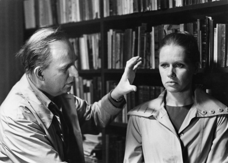 Ingmar Bergman instruerer Liv Ullmann i 'Ansikt mot ansikt'. Ullmann