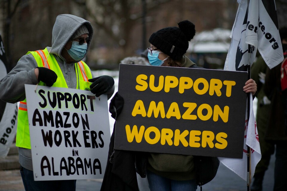 Det er en organiseringsbølge på gang i USA. Nå kjemper Amazon-ansatte for retten til å organisere seg. Det er en organiseringsbølge på gang i USA. Nå kjemper Amazon-ansatte for retten til å organisere seg.