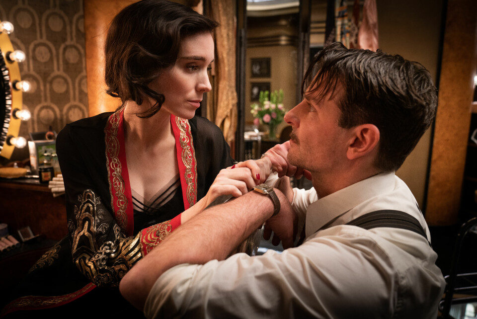 Rooney Mara og Bradley Cooper i «Nightmare Alley», et nytt magisk msterstykke av Guillermo Del Toro. «Nightmare Alley»