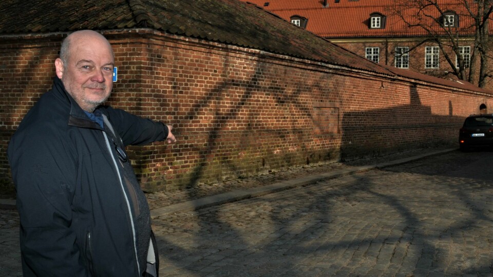 – Akkurat her. På hjørnet av kasernemuren i krysset Raadhusgaten og Kasernegaten bør elbilladerne monteres, mener leder av gårdeierforeningen i Gamlebyen, Jørgen Walther. – Akkurat her. På hjørnet av kasernemuren i krysset Raadhusgaten og Kasernegaten bør elbilladerne monteres, mener leder av gårdeierforeningen i Gamlebyen, Jørgen Walther.