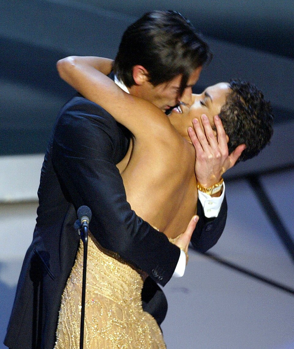 Adrien Brody overfalt Halle Berry med et kyss på scenen da han ble tildelt prisen for Beste mannlige skuespiller under Oscar-utdelingen i 2003. Adrien Brody overfalt Halle Berry med et kyss på scenen da han ble tildelt prisen for Beste mannlige skuespiller under Oscar-utdelingen i 2003.