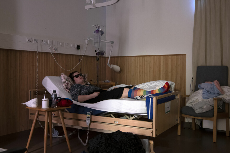 Helsehuset ME-syke Aurora Kobernus (24) bor på har ikke et eget tilbud for ME-syke. Mange med ME reagerer sterkt på lyd og lys, og de har forsøkt å tilpasse så godt de kan. Dagsavisen skrev om hennes søknader om helsehjelp denne helga. Aurora Kobernus. ME syk.
