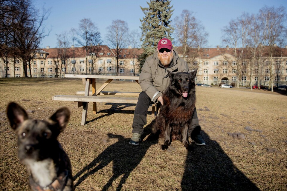 Thomas Torshov med den svarte blandingshunden Perro på ni år. Thomas Torshov og hunden Perro