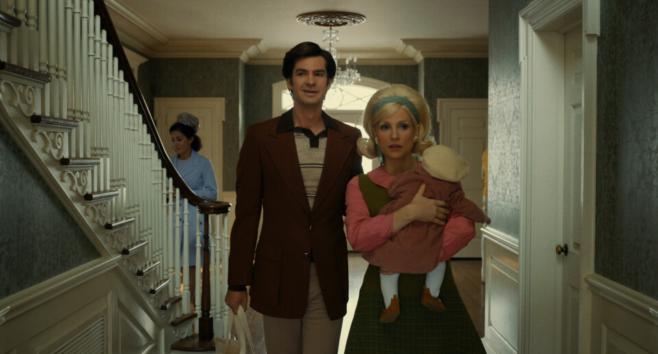 Andrew Garfield som Jim Bakker og Jessica Chastain som Tammy Faye Bakker. Tammy Faye