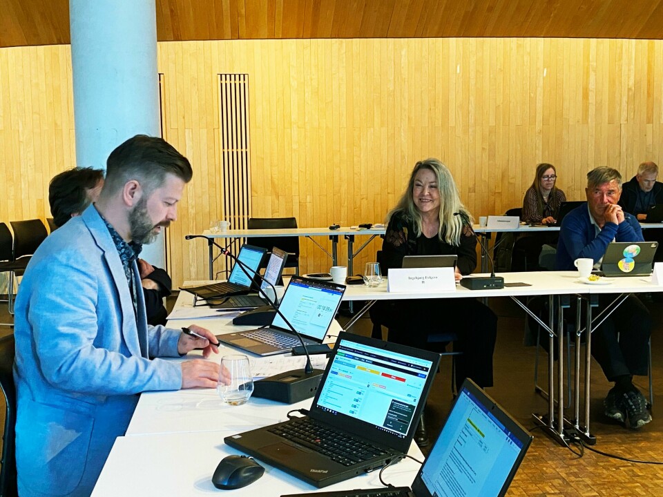Leder Rune Askeland i Utvalg for miljø og utbygging vil vite hvorfor kommunedirektøren ikke har sett på Agder fylkeskommunens vedtak om å kreve lokalt produsert mat. Saken ligger på bordet i utvalgets kommende møte. Her er Askeland og utvalgsmedlemmene Ingebjørg Folgerø og Helge Gabrielsen. Rune Askeland, Ingebjørg Folgerø og Helge Gabrielsen under møtet i utvalg for miljø og utbygging.