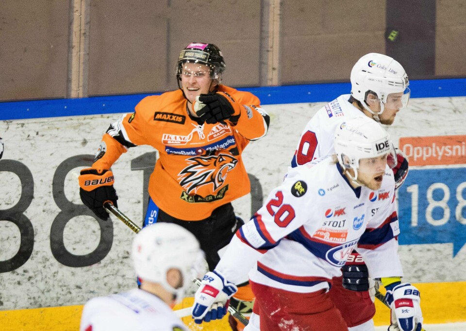 Sebastian Johansen scoret Frisks andre mål under den sjette semifinalen i NM-sluttspillet i ishockey mellom Frisk Asker og Vålerenga i Askerhallen. VIF måtte til slutt bite i det sure eplet. Frisk går til finale. Foto: Terje Pedersen / NTB scanpix