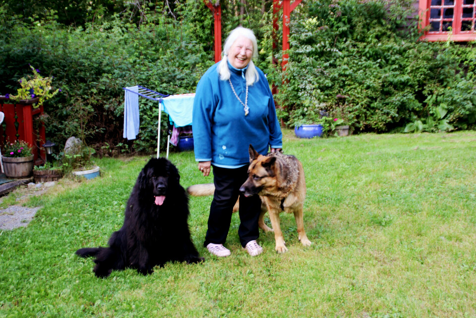 Turid Rugaas er klar på at båndtvang er nødvendig, men at du som hundeeier har ansvar for at hunden din må få være løs hver eneste dag. Turid Rugaas
