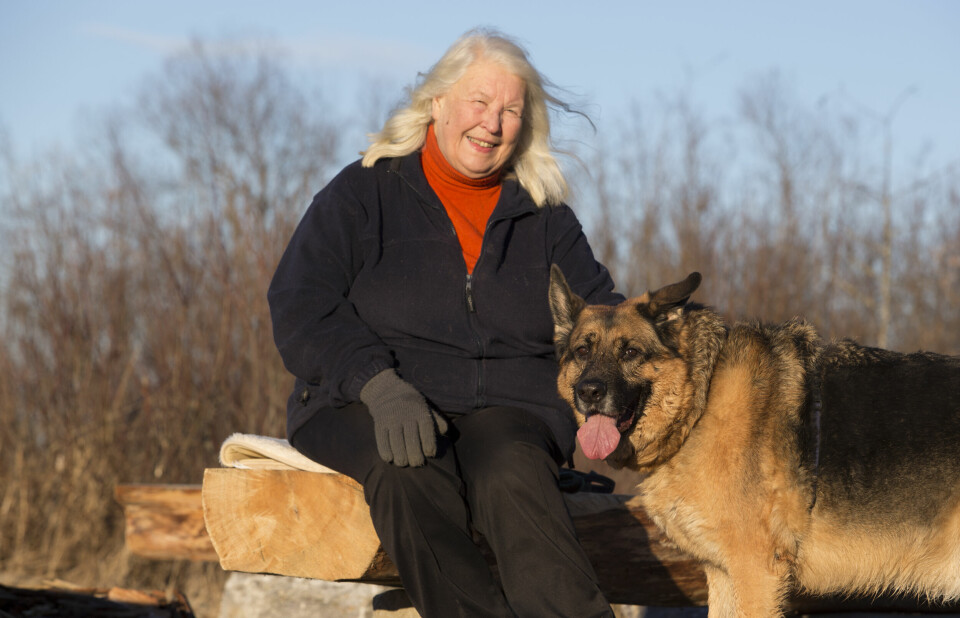 Turid Rugaas har trent både hunder og hester gjennom et langt liv i dyrenes tjeneste. Hun fikk sin første hund av foreldrene da hun var ti år gammel, en voksen boxer. Siden har hun hatt både collie, elghund og shcæfer. Her med McKenzie, hennes siste hund. Turid Rugaas