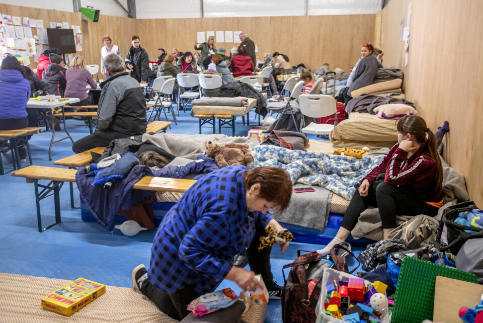 Ventetiden på Nasjonalt mottakssenter på Råde er lang, og mange får lite informasjon ifølge NTB. I denne gymsalen bor flere titalls ukrainere av gangen mens de venter på registrering. Foto: Javad Parsa / NTB