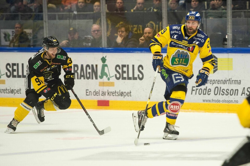 Oilers Markus Søberg i duell med Robin Dahlstrøm under ishockeykampen mellom Stavanger Oilers og Storhamar i DNB arena i Stavanger. Foto: Carina Johansen / NTB Scanpix
