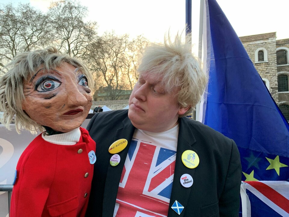 BOJO: Boris Johnson er blant dem som nå raser etter Mays beslutning. Her er hans dobbeltgjenger, «Faux Bojo», utenfor parlamentet. FOTO: ÅSNE GULLIKSTAD BOJO: Boris Johnson er blant dem som nå raser etter Mays beslutning. Her er hans dobbeltgjenger, «Faux Bojo», utenfor parlamentet. FOTO: ÅSNE GULLIKSTAD