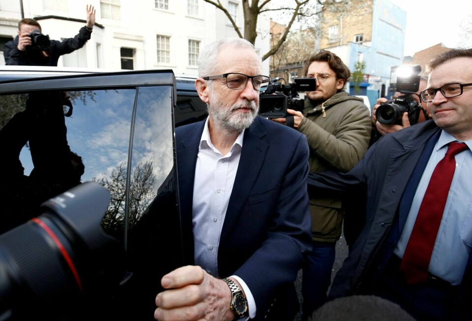 Labour-leder Jeremy Corbyn på vei fra hjemmet i London i går. Corbyn holder samtaler med statsminister Theresa May om brexit, og mange i partiet hans ønsker at han skal kreve en folkeavstemning.
