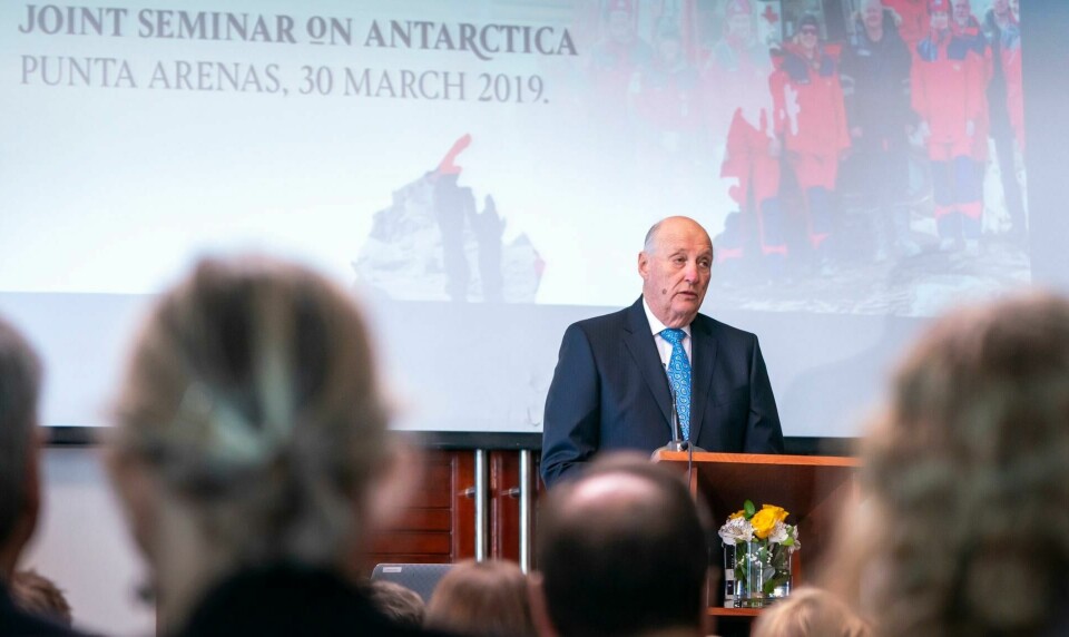Kong Harald holder tale for det norsk-chilenske Antarktis-seminaret i Punta Arenas. Han benyttet anledningen til å hedre Adolfo Andresen. Punta Arenas, Chile 20190330.Kong Harald åpner et norsk-chilensk Antarktis-seminar i Punta Arenas. Foto: Heiko Junge / NTB scanpix