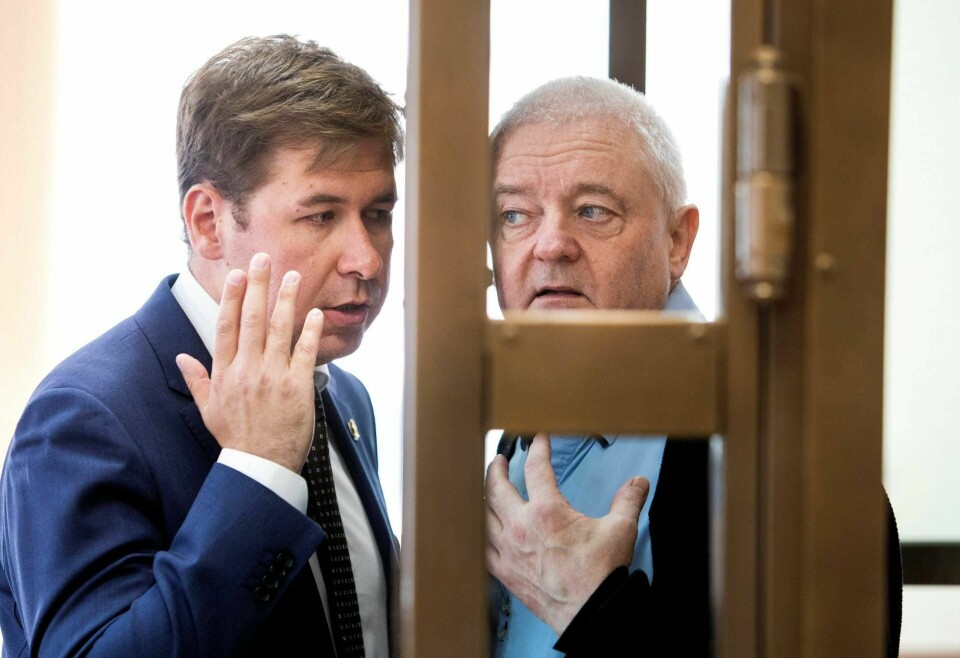 SIKTET: Spionsiktede Frode Berg (t.h.) avbildet i samtale med advokat Ilja Novikov under ankebehandling av varetektsfengsling i juni i fjor. I dag starter vitneførselen i saken. FOTO: TORE MEEK/NTB SCANPIX