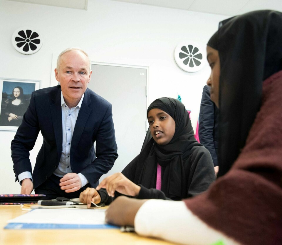 NY LÆREPLAN: Kunnskapsminister Jan Tore Sanner la fram sitt forslag til nye læreplaner i skolen på Sofienberg skole i Oslo i forrige måned. Her diskuterer han med Aliya Mohamed (14) (midten) og Safa Yusof (14).FOTO: BERIT ROALD/NTB SCANPIX