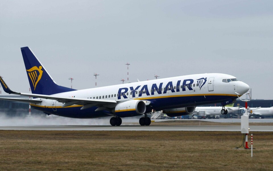 Ryanair betegner seg som Europas grønneste flyselskap, og forklarer det med at selskapet har den nyeste flåten i Europa, høyt belegg på hver avgang og effektiv bruk av drivstoff. Det forhindrer likevel ikke selskapet, med over 2.000 avganger daglig, fra å være en av største utslippskildene i EU/EØS.