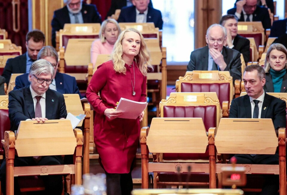 Anniken Hauglie (H), arbeids- og sosialminister, har mottatt massiv kritikk for at regjeringen strammet inn AAP-regelverket. Ap og SV krever at endringene reverseres, men regjeringen har foreløpig ingen planer om å gjøre det.