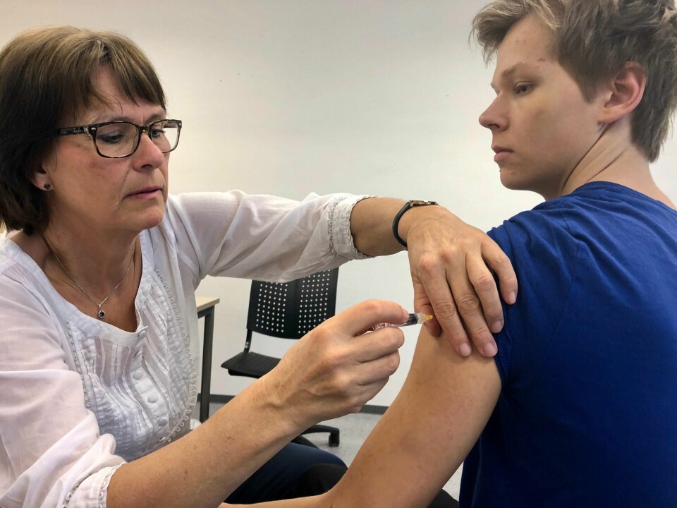 Smitterådgiver ved Smittevernkontoret, Hilde Toresen besøkte St. Olav videregående sammen med kolleger, for å tilby gratis vaksine. Even Sæbø Larsen er en av 34 avgangselever som benyttet seg av tilbudet. FOTO: Benedicte Øhren Danielsen