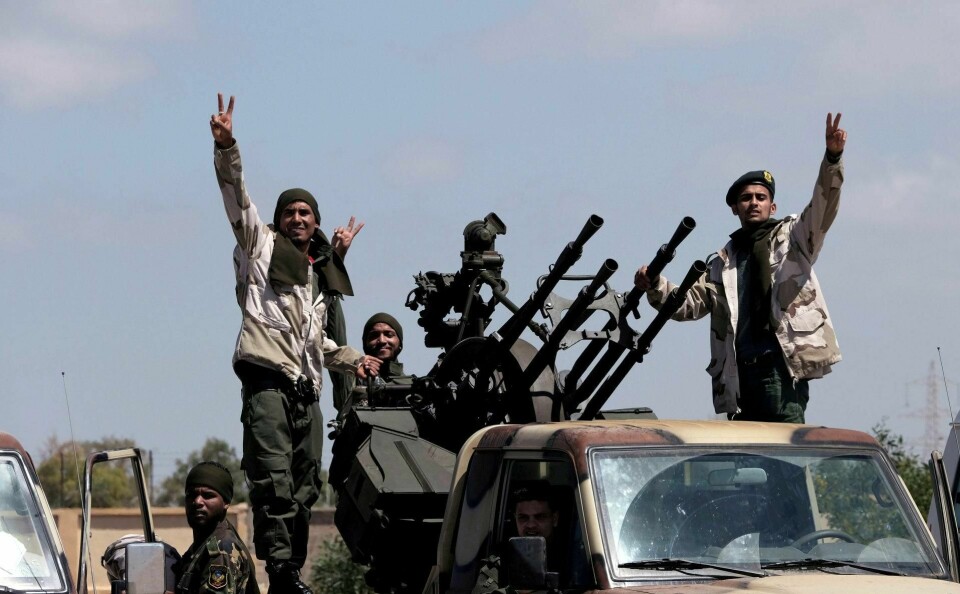 LNA: Medlemmer av LNA-militsen, som ledes av opprørsgeneralen Khalifa Haftar, avbildet med våpen uten for byen Benghazi øst i landet. FOTO: ESAM AL-FETORI/NTB SCANPIX
