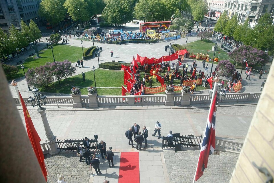 På plassen foran Stortinget vaiet de kinesiske flaggene, hundre meter fra Løvebakken sto de norske demonstrantene. I praksis bortvist av den norske nasjonalforsamlingens administrasjon, den kinesiske delegasjonens vertskap. FOTO: STIAN LYSBERG SOLUM/NTB SCANPIX