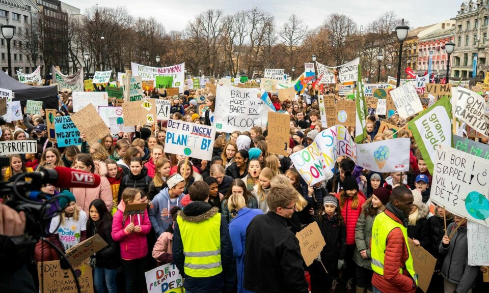 Slik så det ut foran Stortinget da det var skolestreik i mars. Fredag går barn og unge ut i gatene igjen med sine krav om umiddelbar klimahandling.