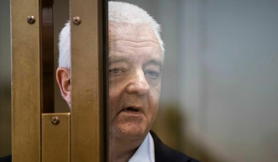 Frode Berg og hans forsvarer Ilja Novikov ved byretten i Moskva idet dommen leses opp tirsdag.