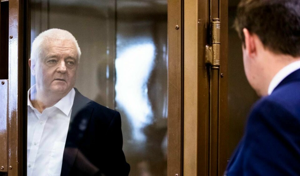 Frode Berg og hans forsvarer Ilja Novikov ved byretten i Moskva idet dommen leses opp tirsdag.