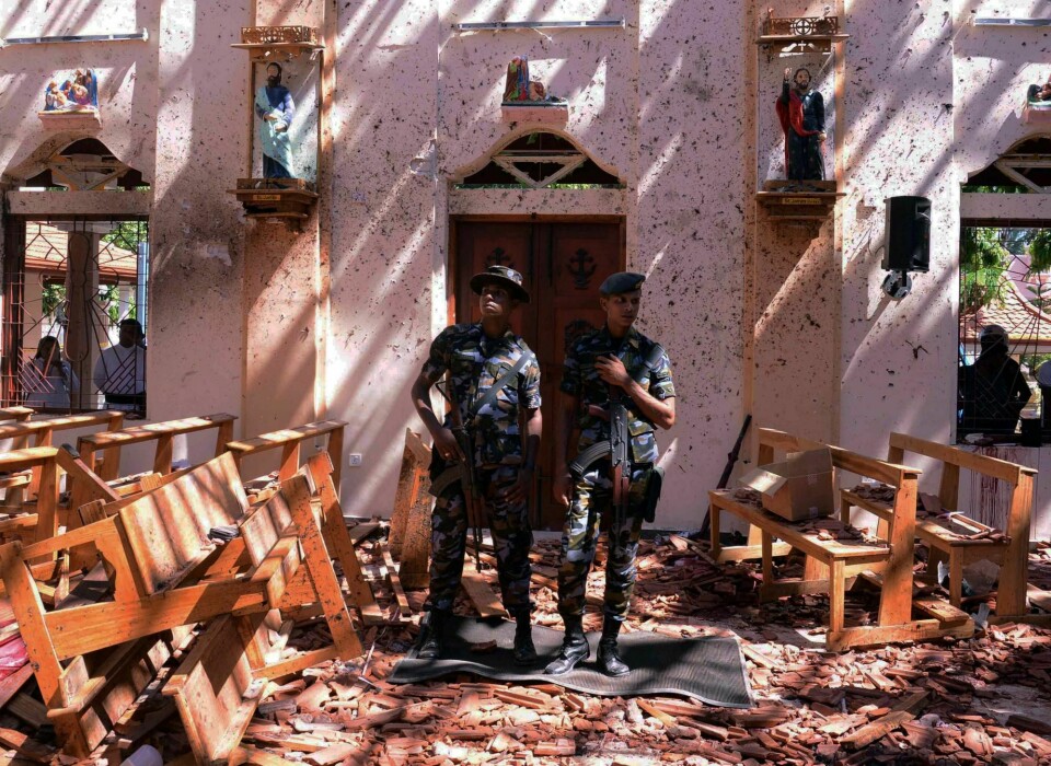 To lokale soldater holder vakt inne i en utbombet krike i Negombo o Sri Lanka.
