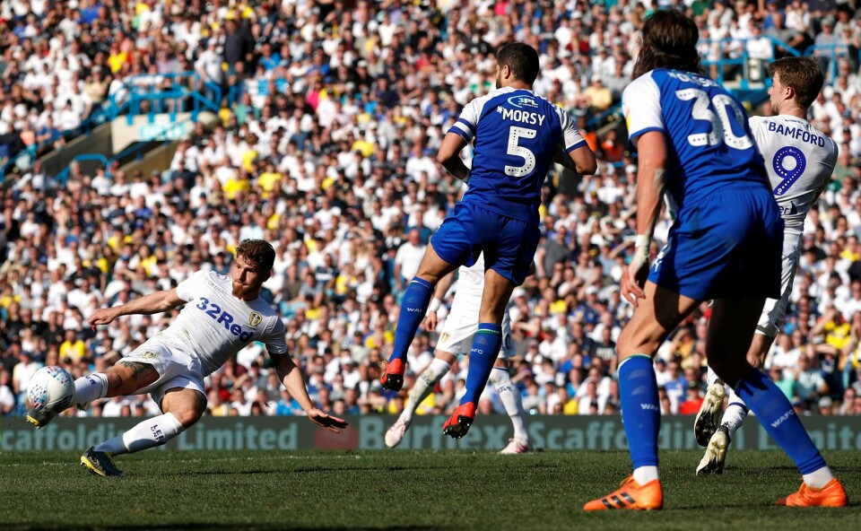 Leeds Gaetano Berardi gjør et av mange forsøk mot Wigan-forsvaret.
