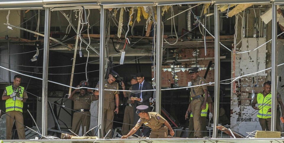 Politiet undersøker åstedet etter terroraksjonen mot Shangri-la hotell i Colombo på Sri Lanka søndag. Tre hoteller og tre kirker ble angrepet. IS sier de tar på seg skylden for angreopet.