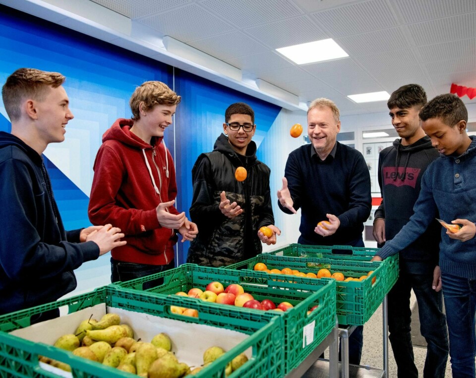 Det inspirerer til læring når teoretisk kunnskap kan brukes i praksis, mener guttene på Apaløkka skole i Groruddalen. Fra venstre; Ola Martinus Hauge (10B), Lars Huseby (10A), Naoufal Elaroudi (10B), byrådsleder Raymond Johansen, Sethushan Selaiah (9E) og Sami Mohamed Abdi (8B).