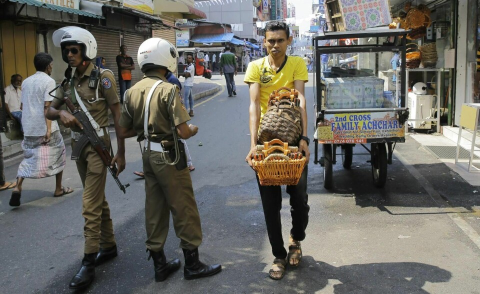 Politiet patruljerer i gatene ved en moske i Colombo på Sri Lanka tre dager etter terrorangrepet mot hoteller og kirker i landet.