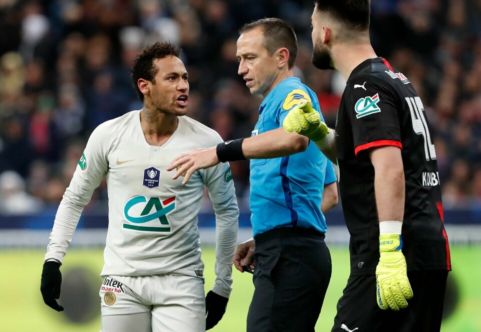 PSGs Neymar var irritert både under og etter den franske cupfinalen lørdag. Foto: Thibault Camus, AP / NTB scanpix
